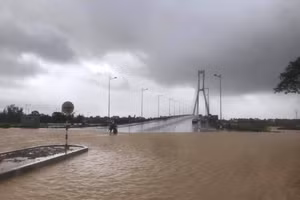 Nước lũ bủa vây Tp. Đồng Hới tỉnh Quảng Bình sáng 18/10