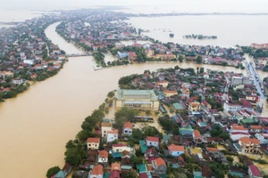 Thị trấn Kiến Giang (Lệ Thuỷ - Quảng Bình) bị nước lũ bao vây.