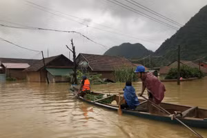 Thuyền gỗ là phương tiện người dân Tân Hoá (Minh Hoá - Quảng Bình) dùng để di chuyển trong mùa lũ.