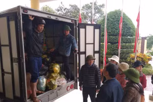 Cán bộ, nhân viên Sở GD&ĐT tỉnh Quảng Bình mang hàng hoá cứu trợ người dân vùng lũ