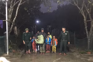 Người dân được lực lượng Bộ đội Biên phòng vận động di dời đến nơi an toàn trong đêm.