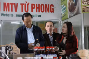 Thứ trưởng Bộ GD&ĐT Phạm Ngọc Thưởng thăm cơ sở sản xuất và chế biến sản phẩm dầu ăn ở địa bàn huyện Cam Lộ tỉnh Quảng Trị