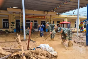 Lực lượng quân đội giúp đỡ Trường mầm non Hướng Việt dọn dẹp sau bão lũ. 