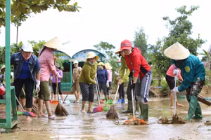 Giáo viên Trường mầm non Liên Thuỷ dọn bùn ra khỏi trường