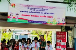 Học sinh Trường THCS Linh Đông, TP Thủ Đức thực hành thao tác sơ cứu người bị đuối nước vào sáng 6/5.