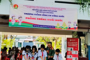 Học sinh Trường THCS Linh Đông, TP Thủ Đức thực hành thao tác sơ cứu người bị đuối nước vào sáng 6/5.