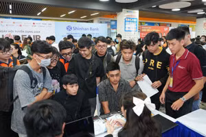 Đông đảo sinh viên nộp hồ sơ ứng tuyển việc làm tại một gian hàng của Doanh nghiệp. 