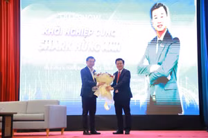 PGS.TS Lê Văn Huy, Hiệu trưởng Trường ĐH Kinh tế, ĐH Đà Nẵng tặng hoa cho ông Lê Hùng Anh tại talkshow về khởi nghiệp. 