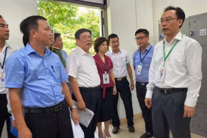 Thứ trưởng Bộ GD&ĐT Hoàng Minh Sơn (ngoài cùng bên phải) kiểm tra công tác chuẩn bị tổ chức Kỳ thi tốt nghiệp THPT năm 2024 tại Quảng Nam.