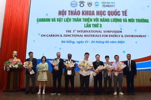 Đại diện Trường ĐH Sư phạm Kỹ thuật, ĐH Đà Nẵng tặng hoa lưu niệm cho các chuyên gia tại hội thảo.