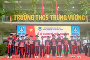 Đại diện BGH Trường THCS Trưng Vương trao bằng tốt nghiệp cho học sinh khối lớp 9. 