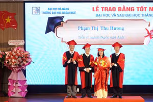 Trường ĐH Ngoại ngữ, ĐH Đà Nẵng trao bằng tiến sĩ cho nghiên cứu sinh. 