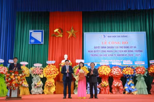 Đại diện Ban Giám đốc ĐH Đà Nẵng trao quyết định cho PGS.TS Võ Thị Thúy Anh. 
