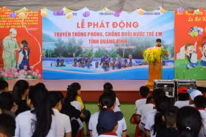 Đại diện học sinh tham gia lớp học bơi an toàn phát biểu tại lễ phát động. 