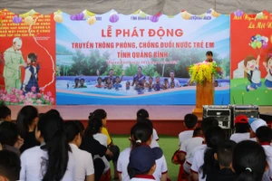 Đại diện học sinh tham gia lớp học bơi an toàn phát biểu tại lễ phát động. 