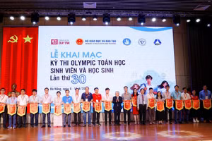 Đại diện lãnh đạo Trường ĐH Duy Tân trao cờ lưu niệm cho các đội dự thi. 