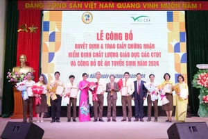 Đại diện Trung tâm Kiểm định chất lượng giáo dục - ĐHQG Hà Nội trao giấy chứng nhận KĐCL cho 9 CTĐT