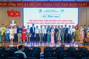 Ra mắt giám khảo các tiểu ban của Hội nghị sinh viên nghiên cứu khoa học, Trường ĐH Ngoại ngữ, ĐH Đà Nẵng. 