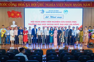 Ra mắt giám khảo các tiểu ban của Hội nghị sinh viên nghiên cứu khoa học, Trường ĐH Ngoại ngữ, ĐH Đà Nẵng. 