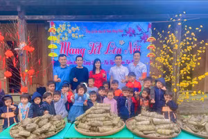 Câu lạc bộ Bạn thương nhau cùng tổ chức chương trình "Đưa Tết lên núi" tại điểm trường Lang Lương (Trà Tập, Nam Trà My, Quảng Nam).