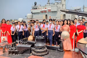 Giáo viên và học sinh Trường THCS Nguyễn Chí Thanh (quận Sơn Trà, TP Đà Nẵng) tham quan, học tập trải nghiệm tại Hải đội 314. 