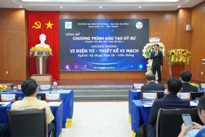 TS Nguyễn Duy Nhật Viễn - Trưởng Bộ môn Kỹ thuật điện tử, Trường ĐH Bách khoa, ĐH Đà Nẵng trình bày thông tin về chương trình đào tạo Vi điện tử - Thiết kế vi mạch.