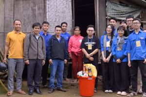 Đội sinh viên tình nguyện của Trường ĐH Bách khoa và ĐH Ngoại ngữ, ĐH Đà Nẵng thăm hỏi, tặng quà cho một hộ gia đình ở thôn Chi Nêết. 
