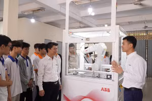 Trường ĐH Bách khoa, ĐH Đà Nẵng tiếp nhận thiết bị thực hành từ doanh nghiệp. 