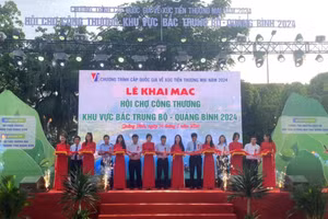Các đại biểu cắt băng khai mạc Hội chợ.