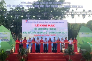 Các đại biểu cắt băng khai mạc Hội chợ.