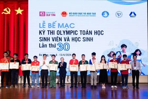 Ban tổ chức trao giải cho 11 thí sinh đạt giải đặc biệt tại Kỳ thi Olympic Toán học sinh viên và học sinh lần thứ 30. 