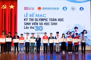 Ban tổ chức trao giải cho 11 thí sinh đạt giải đặc biệt tại Kỳ thi Olympic Toán học sinh viên và học sinh lần thứ 30. 