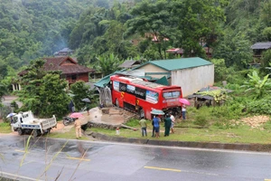 Điện Biên: Xe khách mất lái lao vào nhà dân, 1 trẻ nhỏ chơi trong nhà bị thương