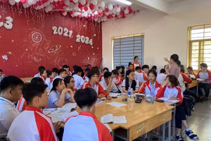 Học sinh lớp 12 tại Kon Tum ôn tập chuẩn bị cho Kỳ thi tốt nghiệp THPT 2024.