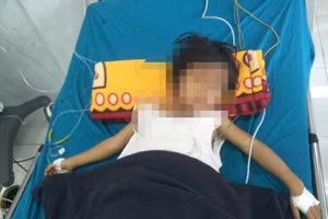 Một trẻ đang được cấp cứu tại bệnh viện sau khi ăn thịt cóc.