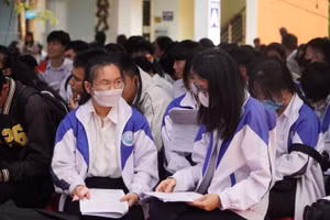 Học sinh trường THPT trên địa bàn tỉnh Kon Tum tìm hiểu về các ngành học của Đại học Đà Nẵng.