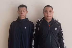 Vũ Đình Công và Đặng Ngọc Phú tại cơ quan công an. Ảnh: Công an Kon Tum.