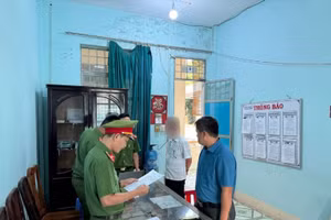 Cơ quan CSĐT thi hành quyết định khởi tố bị can, bắt tạm giam Đoàn Thế Tiền, Giám đốc Văn phòng đăng ký đất đai chi nhánh huyện Đăk Hà. (Ảnh: Công an Kon Tum)