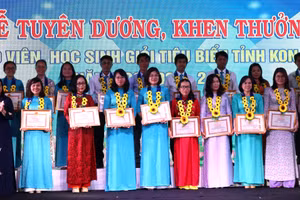 352 giáo viên và học sinh tiêu biểu tại Kon Tum được tuyên dương, khen thưởng.