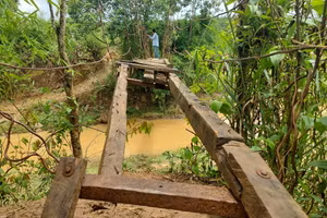 Cầu dân sinh làm bằng tre, cột dây vải ở Kon Tum