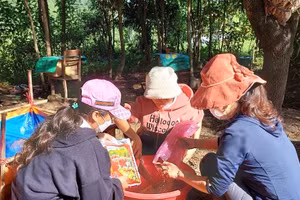 Dùng chế phẩm sinh học ủ phân gia súc, gia cầm của 2 nữ sinh mang lại hiệu quả thiết thực cho người dân khó khăn.