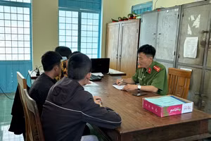 Người dân trình báo sự việc với cơ quan Công an. (Ảnh: Công an Kon Tum).