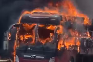 Xe khách cháy dữ dội trên đèo Lò Xo.