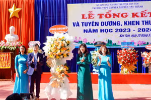 Lãnh đạo Sở GD&ĐT tặng hoa và chúc mừng những kết quả mà thầy và trò của Trường THPT chuyên Nguyễn Tất Thành đạt được trong năm học 2023-2024.