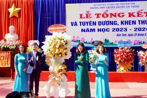 Lãnh đạo Sở GD&ĐT tặng hoa và chúc mừng những kết quả mà thầy và trò của Trường THPT chuyên Nguyễn Tất Thành đạt được trong năm học 2023-2024.