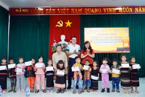 Quỹ vì trẻ em khuyết tật Việt Nam tặng 50 suất học bổng cho học sinh khuyết tật, khó khăn ở TP Kon Tum.