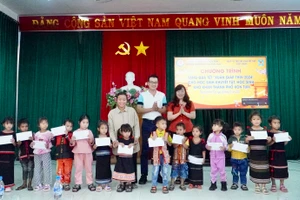 Quỹ vì trẻ em khuyết tật Việt Nam tặng 50 suất học bổng cho học sinh khuyết tật, khó khăn ở TP Kon Tum.