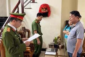 Công an tỉnh Gia Lai đọc quyết định khởi tố và bắt tạm giam Nguyễn Thanh Yên. (Ảnh: Công an Gia Lai)