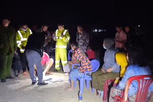 Hành khách chưa hết bàng hoàng khi được lực lượng chức năng ứng cứu.