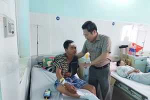 Ban An toàn giao thông tỉnh Kon Tum đến thăm hỏi, động viên và hỗ trợ cho các nạn nhân trong vụ tai nạn.